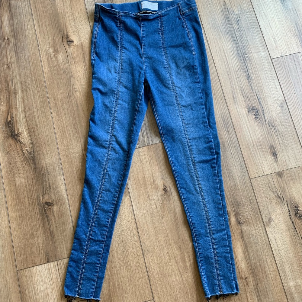 Free People jeans/ jeggings; elastic waist, skinny ankle cut with raw hem
